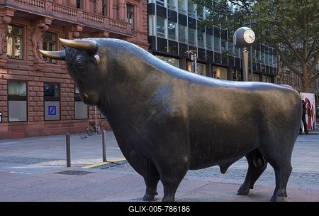 Bull sculpture in front of the stock exchange, Frankfurt am Main, Hesse, Germany-stock-foto