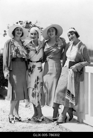 Fashion, four women posing with hats and dress, 1920s, Baltic Sea, Germany-stock-foto