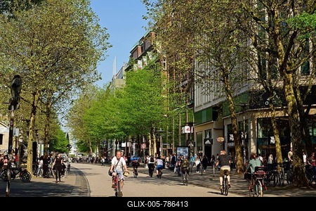 Germany, Hamburg, City, Mönckebergstraße, main shopping street, passers-by in motion-stock-foto