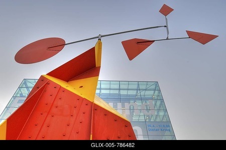 New museum of art on Schlossplatz, Palace Square, with the sculpture, Crinkly with a Red Disc, from Alexander Calder, Stuttgart, Baden-Wuerttemberg, Germany, Europe-stock-foto