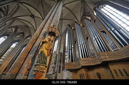 View of a statue of the Virgin Mary and the main organ, east choir hall, St. Sebaldus Church, Nuremberg, Franconia, Bavaria, Germany, Europe-stock-foto