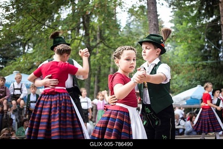 Forest festival of FC Real Kreuth at Leonhardstoana Hof, children of a traditional costume and Plattler group performing, Kreuth, Upper Bavaria, Bavaria, Germany-stock-foto