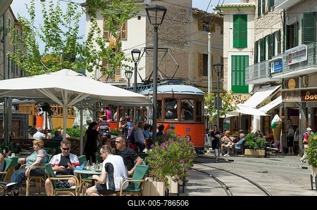 Restaurants and a tram, Soller, Majorca, Balearic Islands, Spain-stock-foto