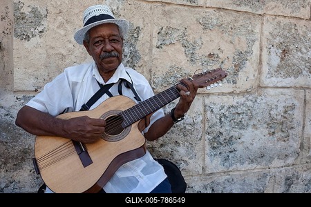 Cuban street musician playing the guitar in Old Havana, Havana, Cuba-stock-foto