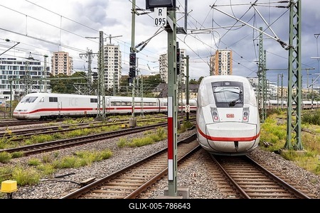 ICE leaving Stuttgart Central Station, Baden-Württemberg, Germany-stock-foto
