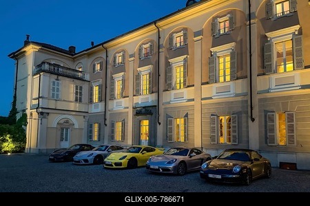 Night shot of five Porsche sports cars in representative courtyard of 18th century Hotel Villa Matilde during blue hour, Romano Canavese, Piedmont, Italy-stock-foto