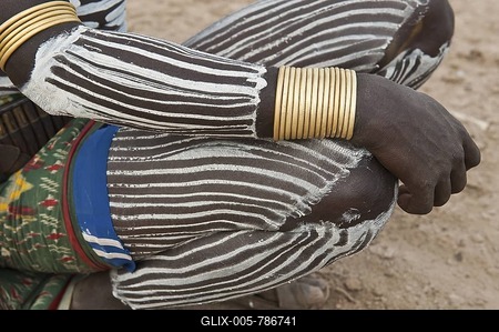 Karo man with painted legs, Omo river valley, Southern Ethiopia, Africa-stock-foto