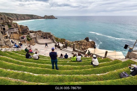 Grass-covered audience seats at The Minack Theatre, The Minack, rock cliff overlooking stage and sea, Porthcurno, Penzance, Cornwall, England, United Kingdom-stock-foto