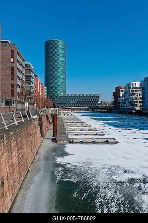 Ice on the Main River in Frankfurt's West Harbour, looking towards Westhafen Tower, nicknamed Apple Wine Tower after the shape of a typical Frankfurtian cider glass, Frankfurt am Main, Hesse, Germany, Europe-stock-foto