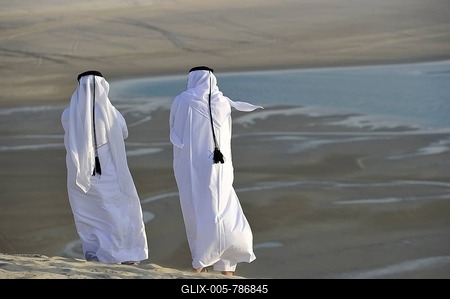 Qatari in traditional clothing with gutra, in front of Khor Al Udeid Beach, Khor El Deid, Inland Sea, desert miracle of Qatar, Emirate of Qatar, Persian Gulf, Middle East, Asia-stock-foto