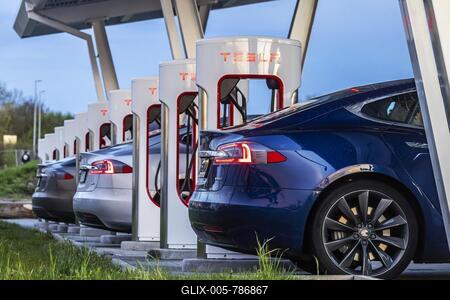 Tesla Supercharger, Leonberg, Baden-Württemberg, Germany-stock-foto