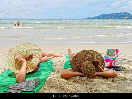 Women with large sun hats sunbathing on the beach, Patong Beach, Phuket Province, Southern Thailand, Thailand-stock-foto