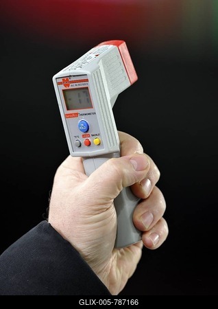 Handheld-pyrometer, or infrared-thermometer for non-contact measurement of surface temperature-stock-foto