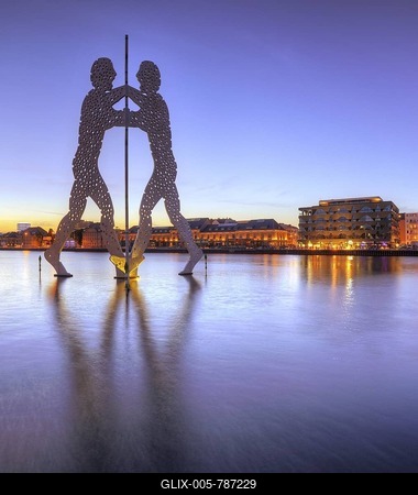 Molecule Man, a 30m high monumental work of art by sculptor Jonathan Borofsky, Friedrichshain-Kreuzberg, Berlin, Germany, Europe-stock-foto