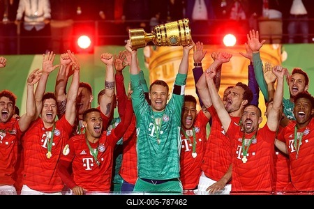 Goalkeeper Manuel Neuer FC Bayern Munich with cup, cheering at FC Bayern Munich after cup victory, 76th DFB cup final, RB Leipzig, RBL, against FC Bayern Munich, FCB, Olympic stadion Berlin, Germany-stock-foto