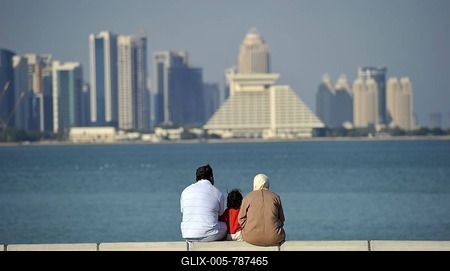 Family on corniche, promenade, Sheraton Hotel, skyline of Doha, Qatar, Persian Gulf, Middle East, Asia-stock-foto