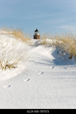 Dunes in the snow, marram grass and the "Rotes Kliff" cross light, out of service, Sylt, North Frisia, Schleswig-Holstein, Northern Germany, Germany, Europe-stock-foto