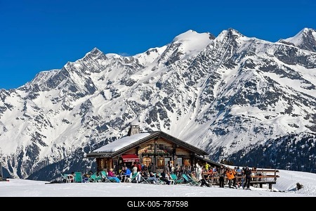 Mountain hut on slope, Mont Blanc massif behind, Les Contamines-Montjoie, Haute-Savoie, France-stock-foto