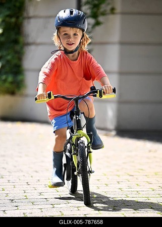 Little boy, blond, 5 years, riding children's bike, crash helmet, urban environment, Stuttgart, Baden-Württemberg, Germany-stock-foto