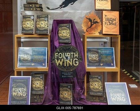 Book display 'Fourth Wing' by Rebecca Yarros in shop window of Waterstones bookshop, Ipswich, Suffolk, England, UK-stock-foto