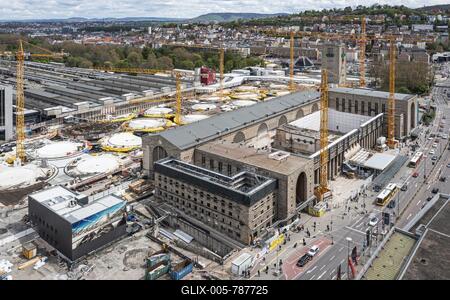 Construction site Stuttgart 21, the architectural monument Bonatzbau is currently being renovated at a cost of 250 million euros, next to it the new underground through station is being built, on the left the current platforms, aerial view, Stuttgart, Baden-Württemberg, Germany-stock-foto