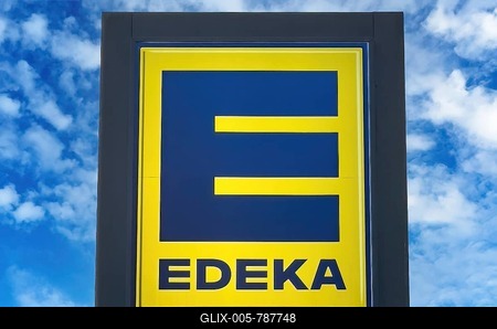 Logo with letter and lettering of retail chain Edeka formerly during German colonial times Einkaufsgenossenschaft der Kolonialwarenh舅dler, behind blue sky with white clouds Germany-stock-foto