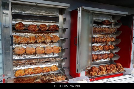 Market stall with a chicken grill and fried chicken, Bédoin, Vaucluse, Provence-Alpes-Côte d'Azur, Southern France, France-stock-foto