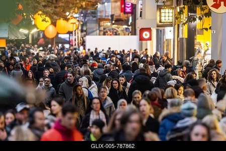 Stuttgart glows in 2025. Long shopping night in the city center. Light installations and other attractions attracted crowds of visitors. The campaign was organized by the Stuttgart City Initiative (CIS) . Stuttgart, Baden-Württemberg, Germany-stock-foto