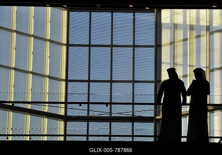 Qatari wearing traditional dress with gutra, inner shot of the atrium, Museum of Islamic Art, designed by I.M. PEI, Corniche, Doha, Qatar, Persian Gulf, Middle East, Asia-stock-foto