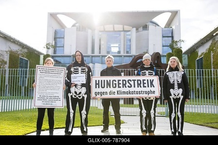 Hunger strikers Wolfgang Metzeler-Kick (2nd from left) and Michael Winter (2nd from right) and three supporters demand a government statement on the urgency of the climate problem from Federal Chancellor Scholz in front of the Federal Chancellery in Berlin on 26 April 2024-stock-foto