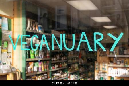 Veganuary sign in shop window whole food shop, Naturalife Taunton, Somerset, England, UK-stock-foto