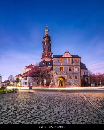 The Weimar City Palace, also the Residence Palace, Bastille Gate Building and Hausmann Tower, in the evening with traces of light from cars, Weimar, Thuringia, Germany-stock-foto