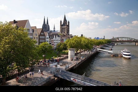 Bank of the Rhine river and the historic district, Great St. Martin Church and Cologne Cathedral, Cologne, Rhineland, North Rhine-Westphalia, Germany, Europe, PublicGround-stock-foto