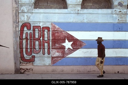 Old man in the streets of Havana, Cuban flag painted on a wall, Cuba-stock-foto