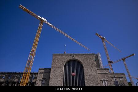 Old railway station Bonatzbau, cranes, construction site, underground railway project Stuttgart 21, main station, logo, DB, Deutsche Bahn, sky, blue, Stuttgart, Baden-Württemberg, Germany-stock-foto
