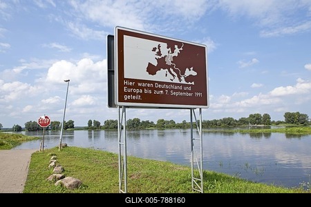 Information sign indicating the former East German border, Schnackenburg, Elbufer-Drawehn Nature Reserve, Lower Saxony, Germany, Europe-stock-foto