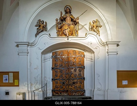 Baroque Jesus figure with angels, portal of the former monastery church St. Sebastian, Old Town, Ebersberg, Upper Bavaria, Bavaria, Germany-stock-foto