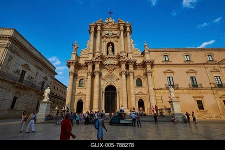 Cathedral of Syracuse, Large cathedral on a square with people and statues under a blue sky, Ortigia Island, Isola di Ortigia, Historic old town, Syracuse, Sicily, Italy-stock-foto