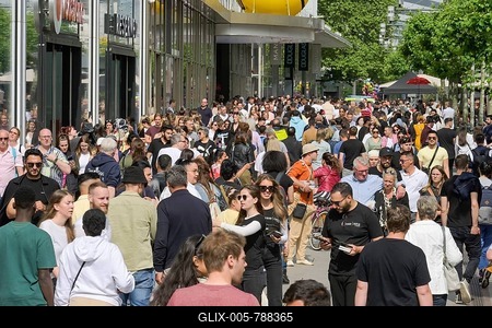 Crowd, passers-by, shopping street, Zeil, Frankfurt am Main, Hesse, Germany-stock-foto