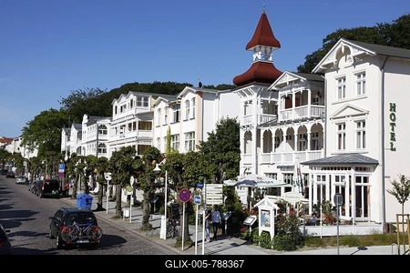 Wilhelmstrasse street in Sellin, resort-style houses, shopping street, boulevard, touristic center, Ruegen island, Mecklenburg-Western Pomerania, Germany, Europe-stock-foto
