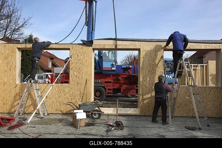 Carpenters building a wooden house, a one-family-house using wooden framework, low-energy house, Recklinghausen, North Rhine-Westphalia, Germany, Europe-stock-foto