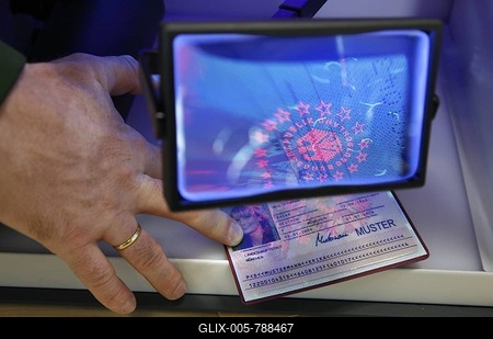 Police inspection, validating documents, passport, using UV light and a magnifying glass, mobile control station of the highway patrol, Muenster, North Rhine-Westphalia, Germany, Europe-stock-foto
