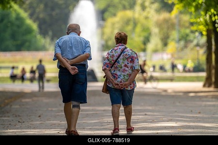 The Jägerhofallee in the Hofgarten the central municipal park in Düsseldorf, view of the fountain Jröner Jong, in the round pond, senior couple, North Rhine-Westphalia, Germany-stock-foto
