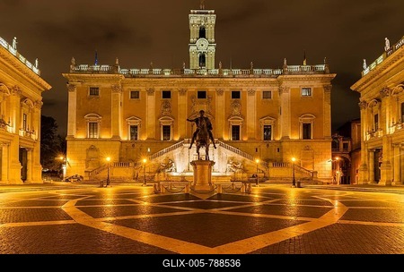 Piazza del Campidoglio, Capitoline Hill, with the Senatorial Palace, City Hall of Rome, design by Michelangelo, equestrian statue of Emperor Marcus Aurelius, c 165 AD, Capitoline Hill, at night, Rome, Lazio, Italy-stock-foto