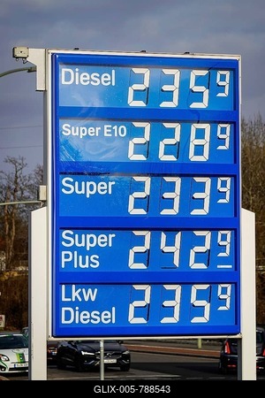 03. 04. 2022. petrol prices, Aral petrol station Raststätte Grunewald, Zehlendorf, Berlin, Germany-stock-foto