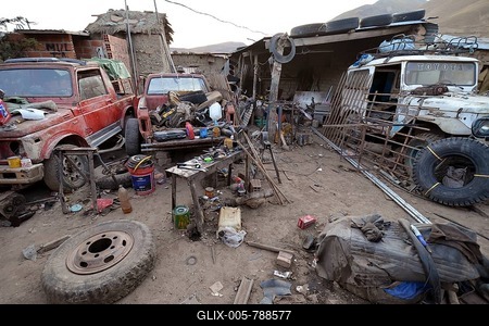 Car workshop in the Andes, Colquechaca in Potosi, Bolivia-stock-foto