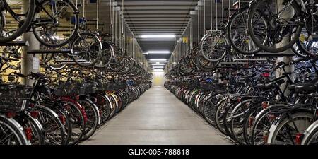 Very many bikes in the bike parking garage of the bike station at the main station, Fahhradhauptstadt, Münster, North Rhine-Westphalia, Germany-stock-foto