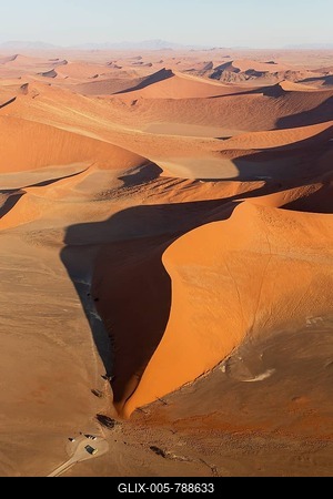 The famous Dune 45 with adjoining car park, camel thorn trees (Acacia erioloba) at the base of the dune, in the evening, aerial view, Namib Desert, Namib-Naukluft National Park, Namibia-stock-foto