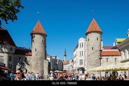 Medieval town gate to the old town, Vanalinn, Tallinn, Estonia-stock-foto