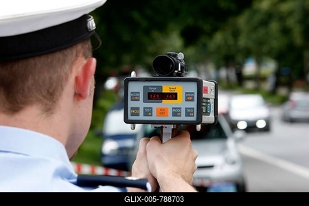 Police officer using a speed gun, traffic speed measurement, 24 hours of intensive speed monitoring, Duisburg, North Rhine-Westphalia, Germany, Europe-stock-foto